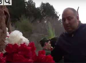 Ծաղիկների խոնարհում ու խնկարկում. Ջարդի ձորը մարդաշատ էր