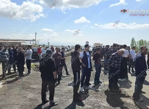 15-ից ավել գյուղերի բնակիչներ ի նշան բողոքի փակել  են Երևան-Գյումրի ավտոճանապարհի Կոշի տարածքը