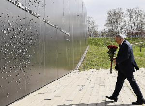 Փաշինյանը հարգանքի տուրք է մատուցել Կոմունիզմի զոհերի հիշատակին