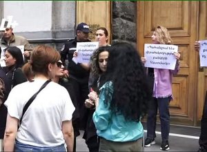 Բանկային զեղծարարությունից տուժած քաղաքացիների ակցիան՝  ԿԲ մոտ․ ՈՒՂԻՂ