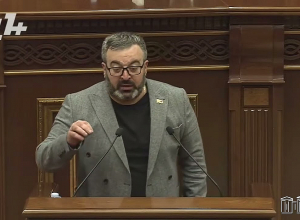 Վրացական կողմը արհեստական խոչնդոտում է, եւ խմիչքներով բեռնատարները ամսից ավելի է այնտեղ են