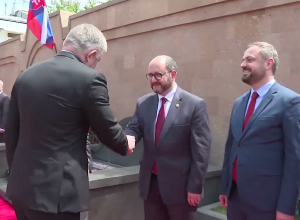 Փաշինյանը դիմավորում է պաշտոնական այցով Հայաստան ժամանած Սլովակիայի վարչապետ Ռոբերտ Ֆիցոյին