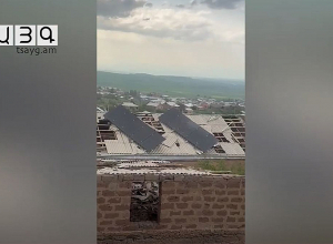 Արթիկում ուժեղ քամին տանիքներ է քշել