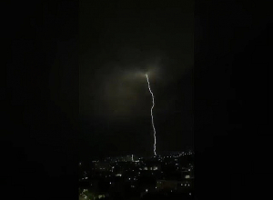 Տարօրինակ կայծակ՝ Երեւանի երկնքում