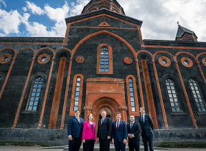 Սենատոր Դեյնզն այցելել է Գյումրու Սբ․ Ամենափրկիչ եկեղեցի