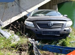 Ավտոմեքենան դուրս է եկել երթևեկելի հատվածից և հայտնվել կամրջի տակ