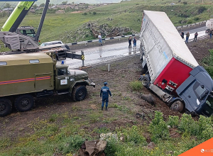 Փրկարարները կցորդիչով բեռնատարը ուղղել և դուրս են բերել ճանապարհի երթևեկելի հատված