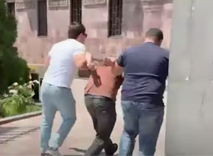 Քրեական ոստիկանները ձերբակալել են վեց հոգու. խուզարկությամբ հայտնաբերվել են հրազեններ