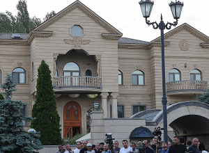 Սամվել Կարապետյանն իրավապահների հետ դուրս է եկել առանձնատնից և հեռացել