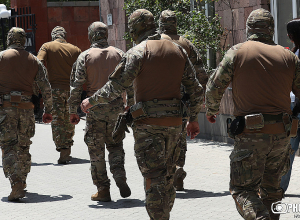 Դիմակավորված անձինք հեռանում են ՀԷՑ-ից