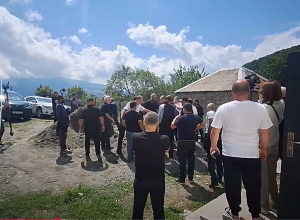 Քարաբերդում նոր ոսկու հանքի դեմ բողոքները վերածվել են բախումների. համայնքապետը հայտարարեց լսումների չեղարկման մասին