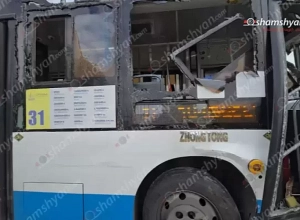 Երևանում քարեր են նետել փողոց, որը կպել է թիվ 31 երթուղին սպասարկող ավտոբուսին և կոտրել դռան ապակին