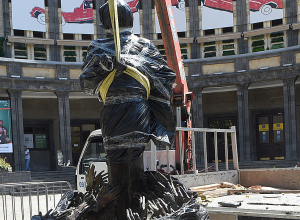 Երևանում՝ Շառլ Ազնավուրի հրապարակում, տեղադրվում է լեգենդար շանսոնյեի հուշարձանը․ ֆոտոշարք