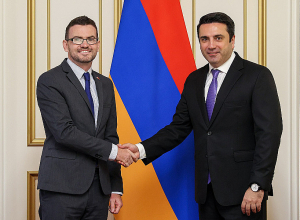 Ալեն Սիմոնյանն ընդունել է Հայաստանում Միացյալ Թագավորության դեսպան Ջոն Գալագերին