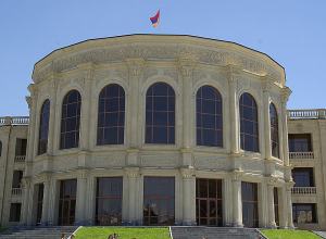 Գյումրիի մի խումբ պաշտոնատար անձանց կողմից խոշոր չափերով կաշառք ստանալու, վերջիններիս կաշառք տալու մեղադրանքներով ձերբակալվել է 8 անձ