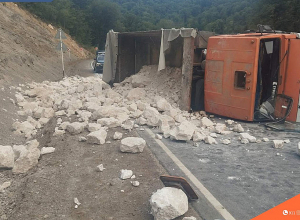 Փրկարարներն ուղղել են բեռնատարը