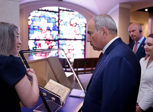 Վաշինգտոնի Աստվածաշնչի թանգարանին նվիրեցի Գրիգոր Նարեկացու միջնադարյան նկարազարդ մատյանի կրկնօրինակը․ Փաշինյան