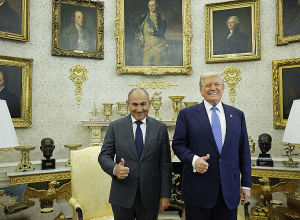 Թրամփի մակագրությամբ հիմա արդեն հանրահայտ լուսանկարները․ Փաշինյան