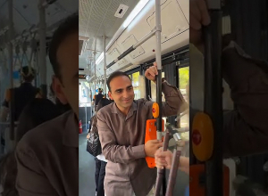Տիգրան Ավինյանը հանրային տրանսպորտում զրուցում է ուղևորների հետ