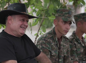 Երգիչ, երգահան Արսեն Սաֆարյանն ու եղբայրը՝ Արթուր Սաֆարյանը՝ ՊՆ զորամասում