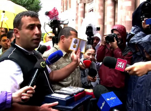 Բողոքի ակցիա. պատերազմների մասնակիցները թողեցին իրենց մեդալները Կառավարության դիմաց