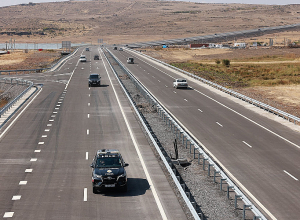 Աշտարակ-Գյումրի հատվածի մոտ 8 կմ երկարությամբ նոր կառուցված ճանապարհահատվածն այսօր հանձնվեց շահագործման