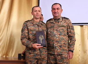 Էդվարդ Ասրյանը հանդիպել է բանակային զորամիավորման հրամանատարական կազմին