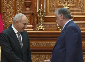 Փաշինյանը հանդիպել է Տաջիկստանի նախագահի հետ