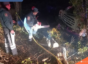 Քարով բեռնված «ԶԻԼ»-ը հայտնվել է ծառերի արանքում. բեռնատարի թափքը պոկվել է