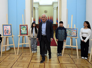 Վահագն Խաչատուրյանը դիտել է ցուցադրությունը, ծանոթացել ու զրուցել պատանի ստեղծագործողների հետ