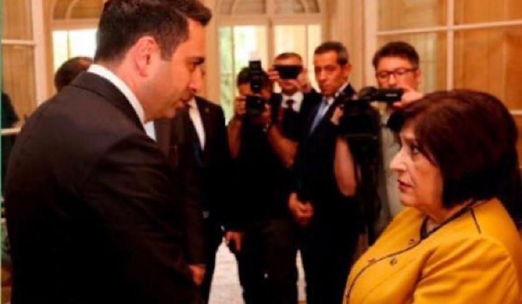 000thumb-880x_-resize