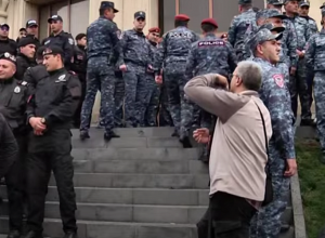 Լարված իրավիճակ Գյումրիում. Վարդան Ղուկասյանին ու ևս 7 մարդու ձերբակալում են