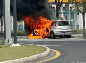 «Զվարթնոց» օդանավակայանի խաչմերուկի մոտ ավտոմեքենա է այրվել
