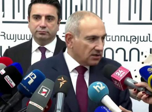 Փաշինյանը պատասխանում է լրագրողների հարցերին