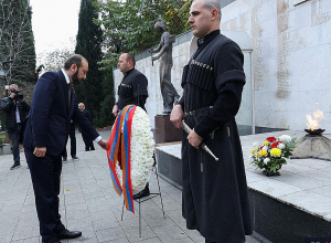 Միրզոյանը ծաղկեպսակ է զետեղել «Հերոսների հուշահամալիրի» մոտ