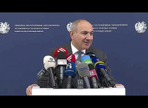 Փաշինյանը պատասխանում է լրագրողների հարցերին