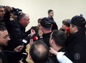 Քաշքշուկ և իրարանցում ԱԺ-ում. ՊՊԾ աշխատակիցները լրագրողներին դուրս են հանում ԱԺ-ից