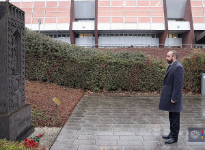 Արարատ Միրզոյանը ծաղիկներ է խոնարհել Ստրասբուրգում Եվրոպայի խորհրդի կենտրոնակայանի դիմաց կանգնեցված խաչքարի մոտ