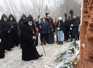 Կաթողիկոսը հոգևոր դասի ուղեկցությամբ այցելել է «Եռաբլուր» զինվորական պանթեոն