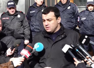 Արթուր Չախոյանը ձվերով ակցիա է իրականացնում դատախազության մոտ