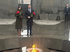 Վենսը տիկնոջ հետ այցելել է Ծիծեռնակաբերդի հուշահամալիր