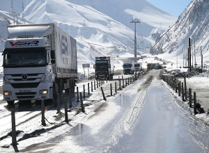 Լարսը փակ է բոլոր տեսակի տրանսպորտային միջոցների համար