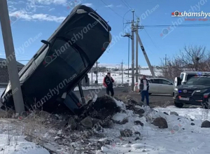 28-ամյա վարորդը «Lada Priora»-ով փոսերը շրջանցելիս գլխիվայր  հայտնվել է էլեկտրասյան մոտ