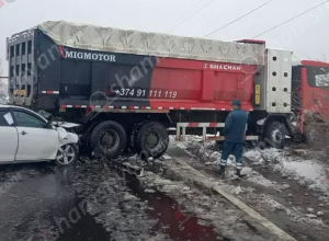 Սևան-Երևան ավտոճանապարհին «Toyota Camry»-ն բшխվել է «Shacman» մակնիշի բեռնատարին