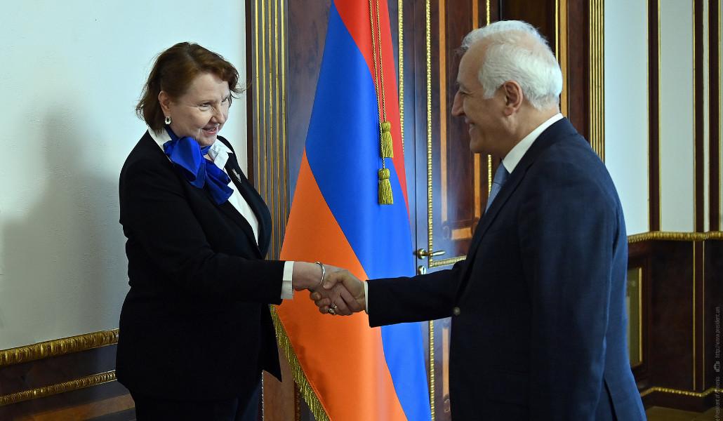 l-0x44wh-1800x1048z-0.4367