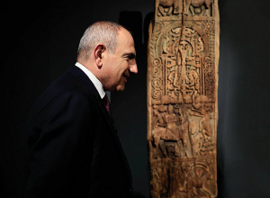 Վարչապետը ներկա է գտնվել միջնադարյան գլուխգործոցի՝ հայկական եկեղեցու փայտյա դռան փեղկի ցուցադրությանը