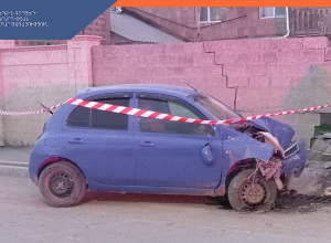 Ավտոմեքենան բախվել է պատին․ կա տուժած