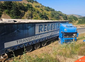 DAF մակնիշի բեռնատարը բախվել է հողաթմբին