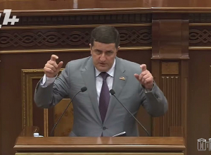 Ալիկ Ալեքսանյանը, Արթուր Սարգսյանը ավելի ազատ են, քան դուք էստեղ նստած․ Դավիթ Ղազինյան
