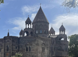Վեհափառն ու հավատացյալները Մայր տաճարում են․ ՈՒՂԻՂ